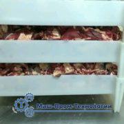 Ящик решетчатый с мясом в штабеле